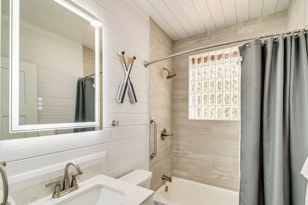 5 Mi to Dtwn: Bright Home w/ Yard in Pensacola!