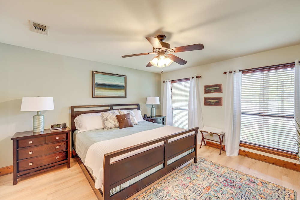 Waterfront Gem on Lake Martin w/ Kayaks & Dock!