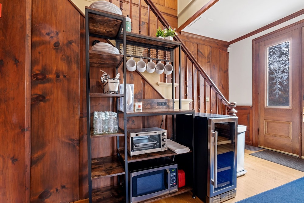 Cozy Stay w Fireplace Near Gunstock Laconia
