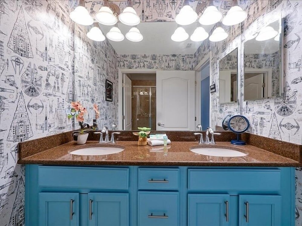 Adorable Townhome Remodeled With Comfort And Relaxation In Mind! Splash Pool! 4 Bedroom Townhouse