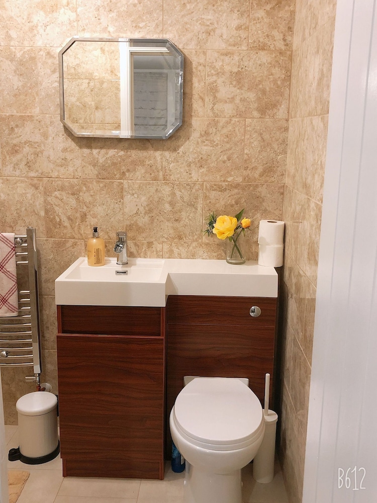 Two bedrooms self-contained flat with Free Parking - Flat 2