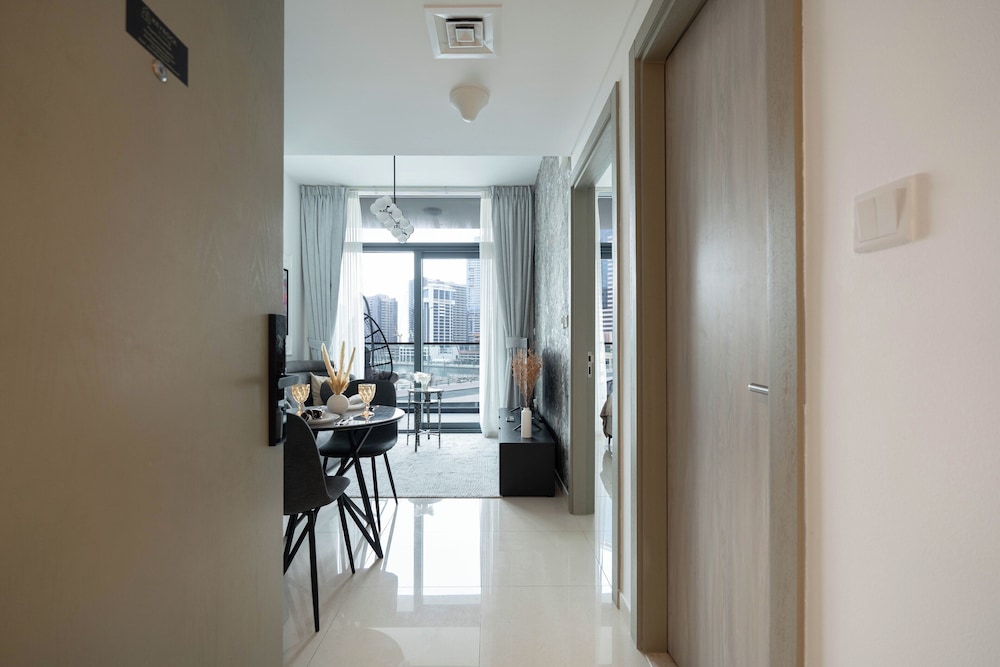KeyRock - Modern 1BR in Zada with Pool
