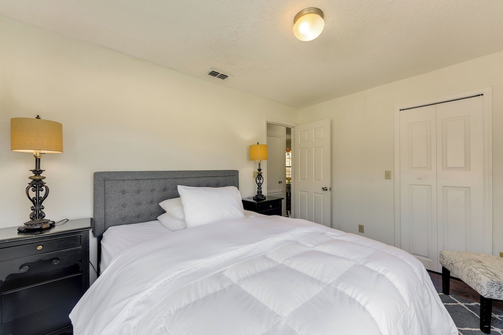 8 Mi to Disney: Resort-style Condo w/ Pool Access