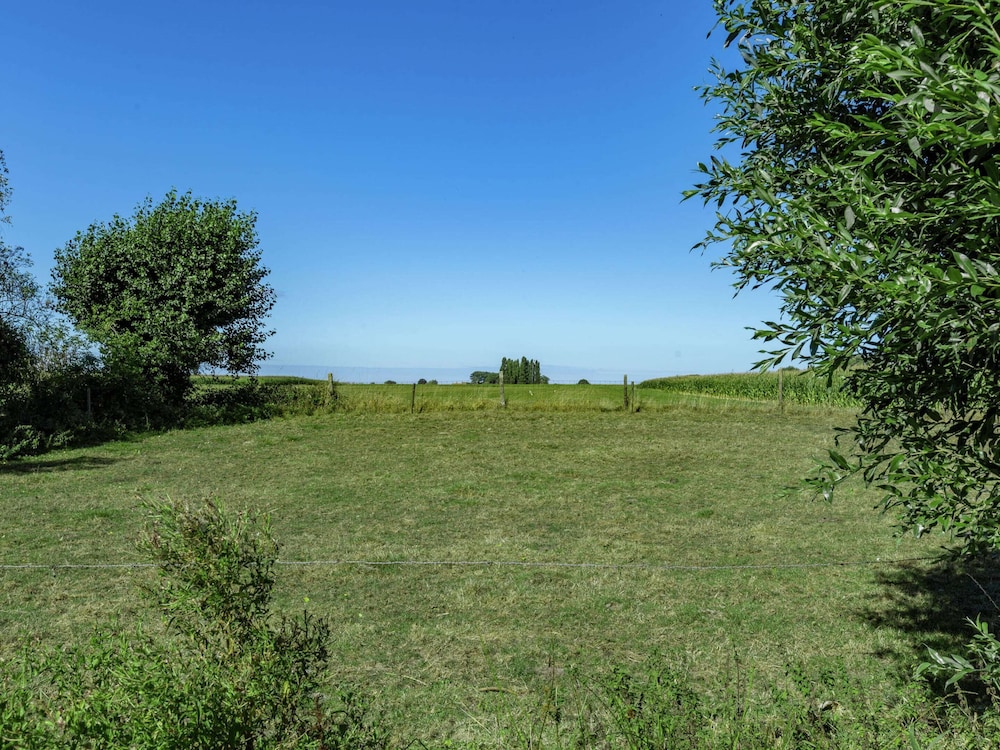 Farmhouse With Fenced Garden view 4