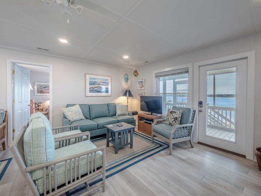 Lindy-B by Topsail Realty