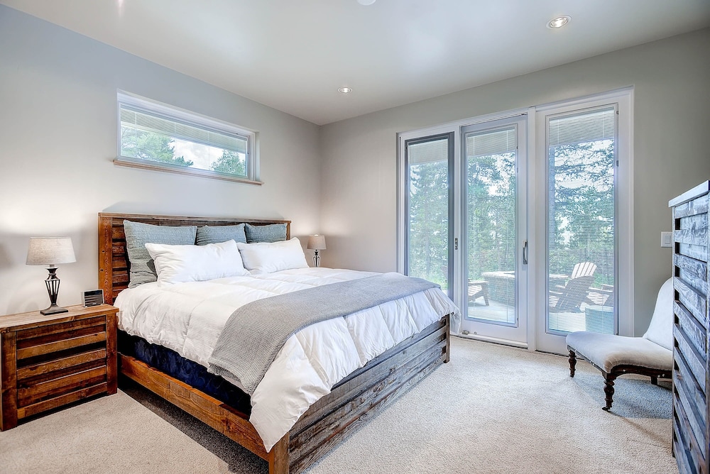 Sunrise Ski Haus 4 Bedroom Home by RedAwning