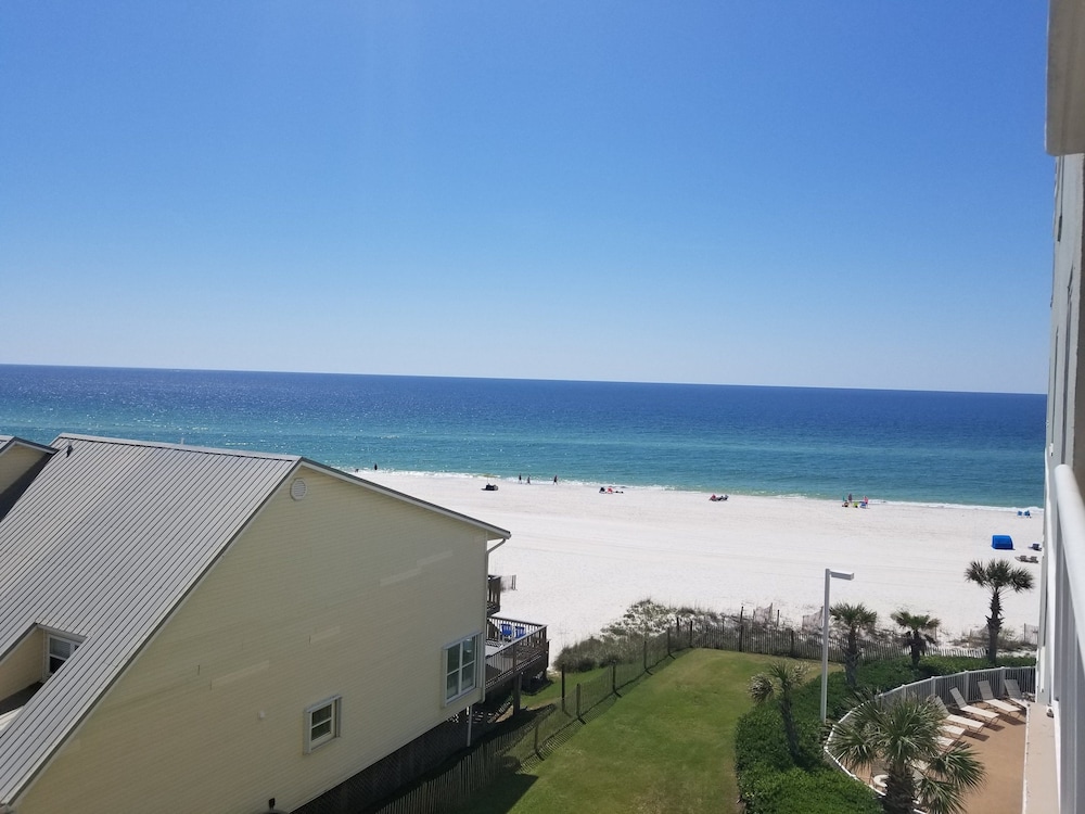 Tradewinds Condos by Hosteeva
