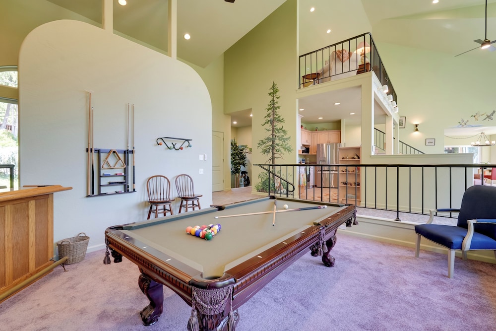 Prime Mckenzie River Gem: Sunroom + Views!