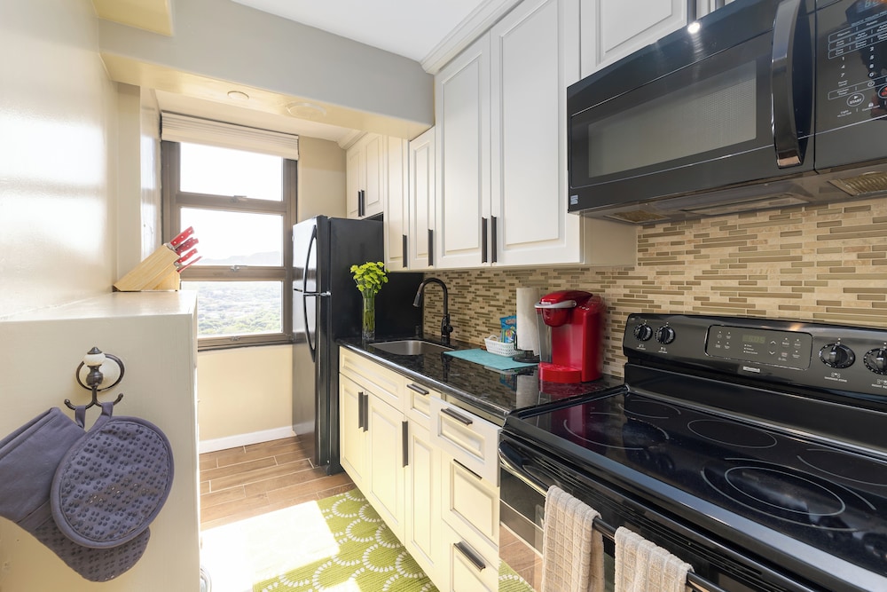 High Floor Ocean View Condo (King Bed and Parking): kitchen photo