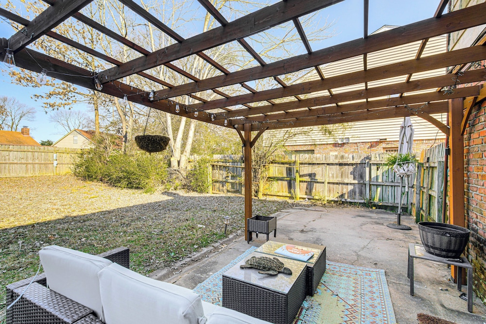 17 Mi to Dtwn Memphis: Townhome w/ Fenced Yard!