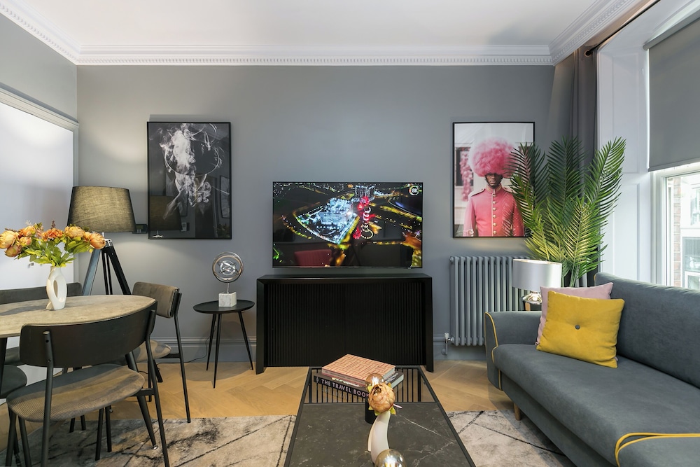 Urban Chic - Broad Court
