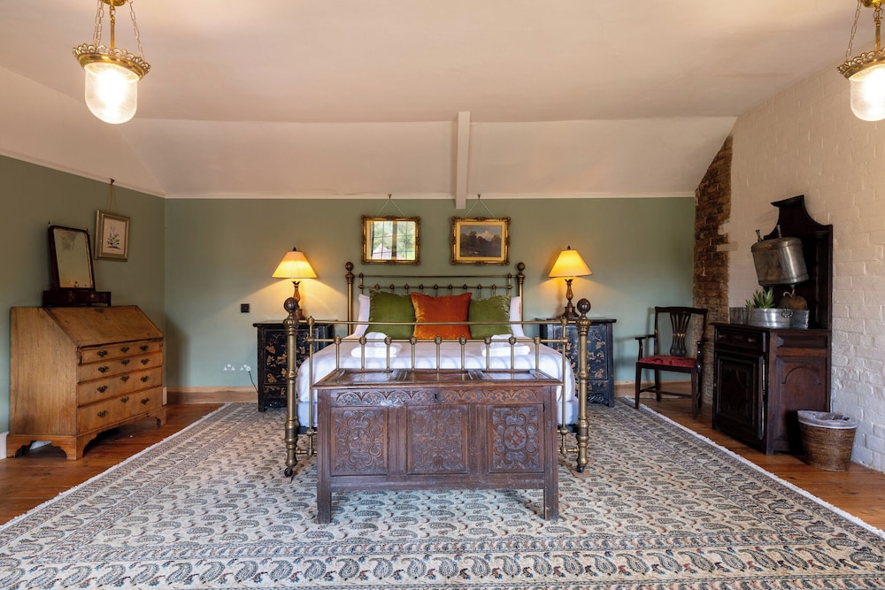 Stunning 4BD Home in Worcestershire