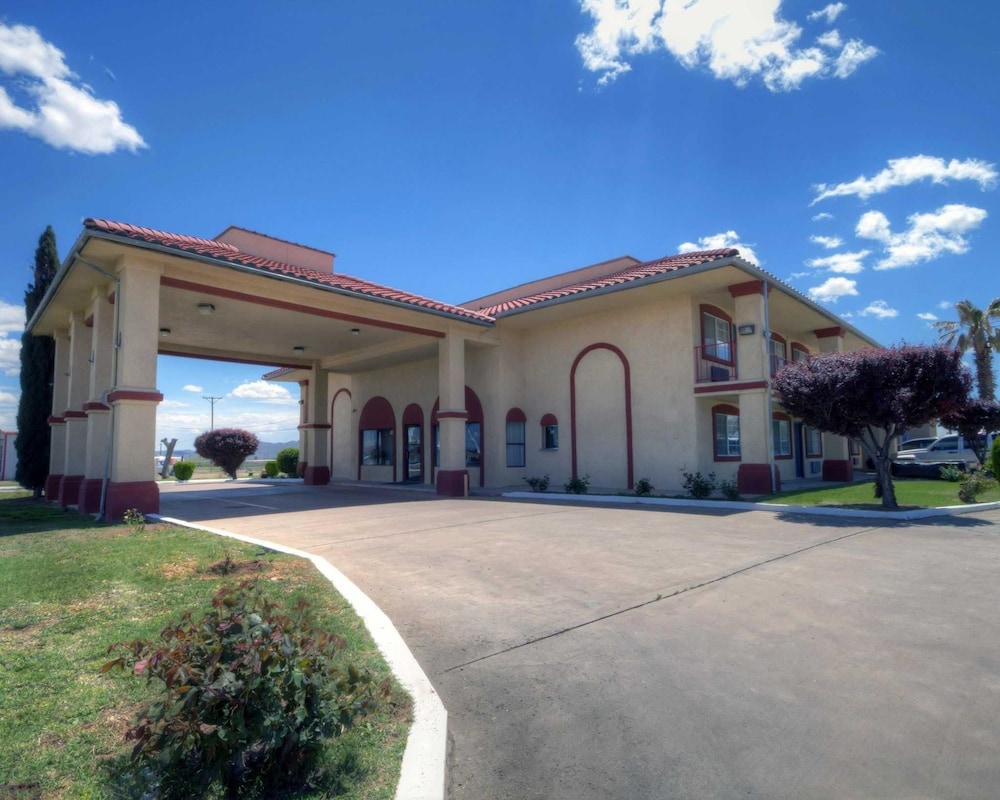 Van Horn Vacations - Econo Lodge Van Horn - Property Image 1