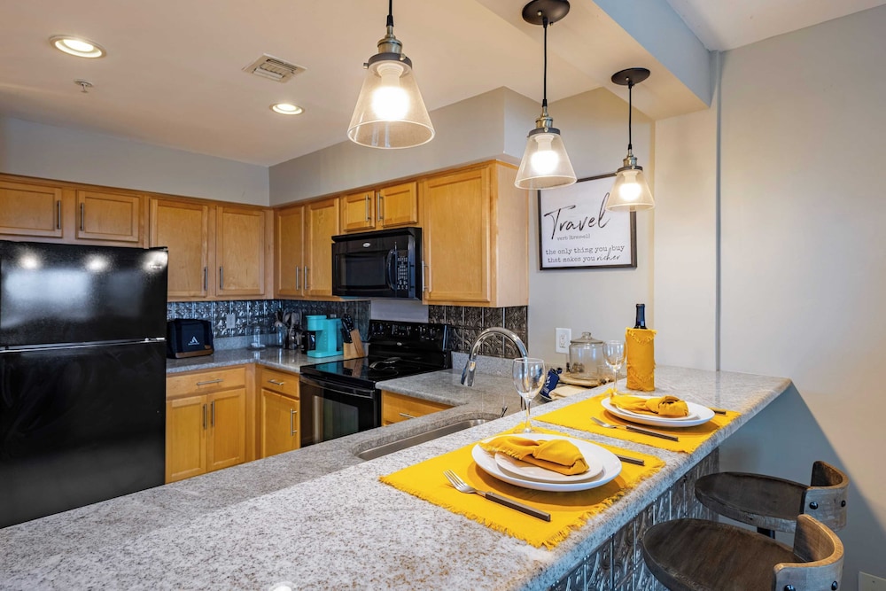 Cumberland River Views, Walk to Broadway, Downtown & Stadium Rockin' Riverfront