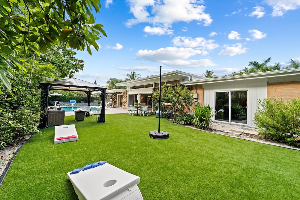4BR Intracoastal Retreat With Pool, Games & More!