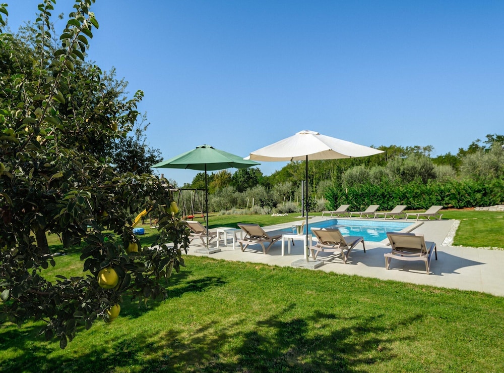 Villa in Srebrnici With Pool Near Marea Beach