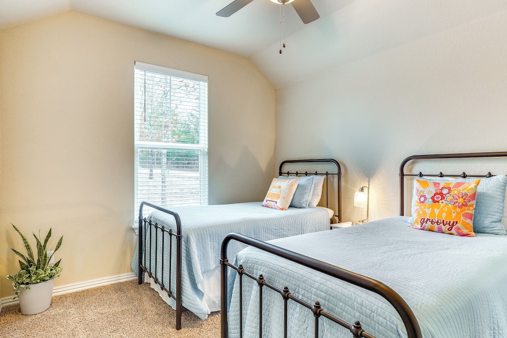 Table Rock Lake Retreat: Walk to Shore!