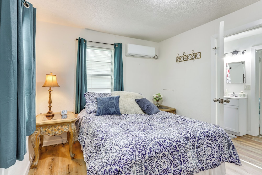 1 Mi to Main St Joplin: Cozy Home w/ Shared Yard!