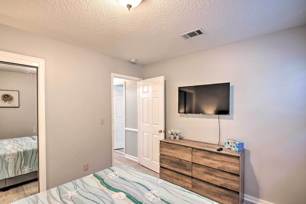 Gulf Breeze Home: 12 Mi to Pensacola Beach! view 5