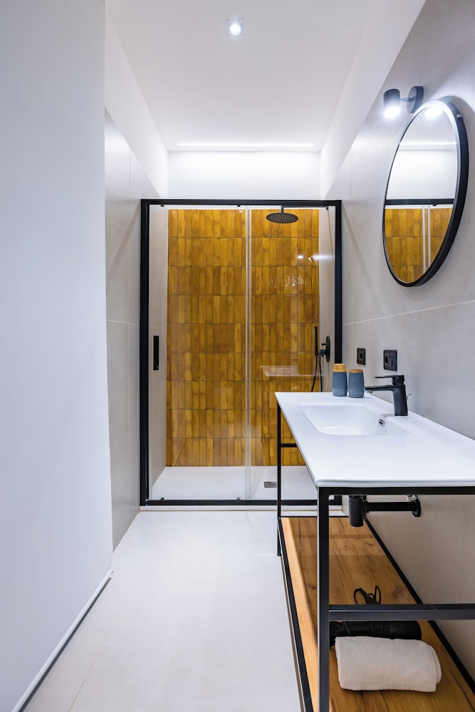 Modern Family Spacious Apartment Near Toledo