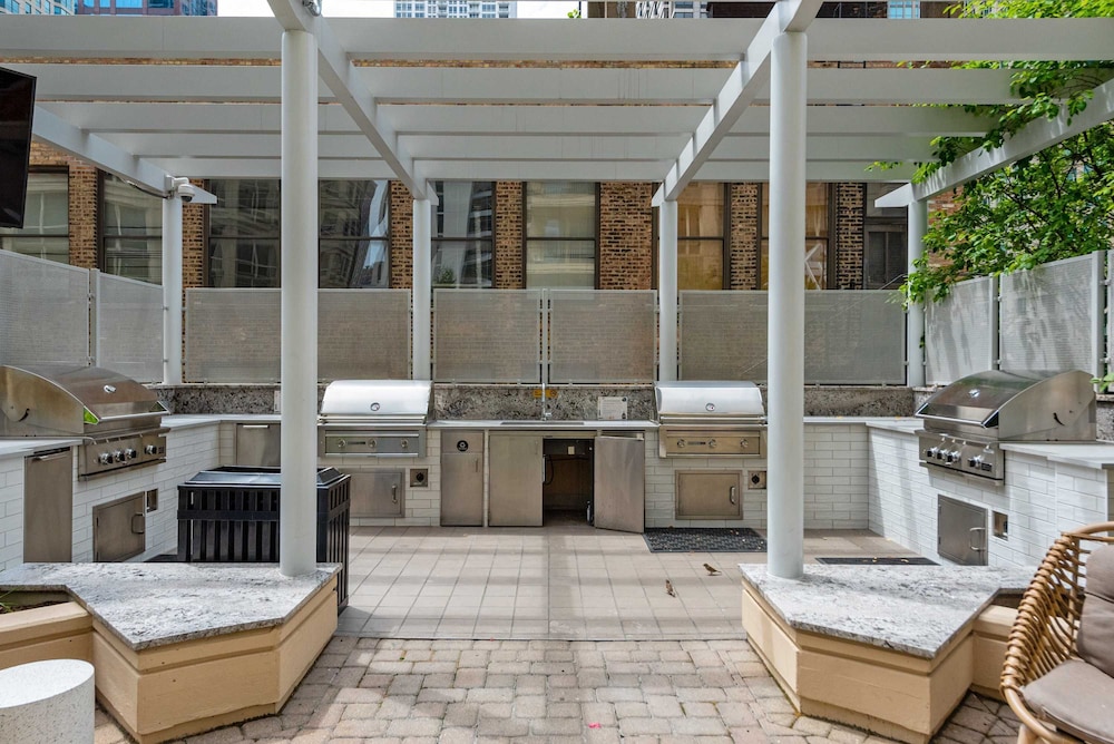 Downtown Retreat 2BR Balcony Resort Comfort