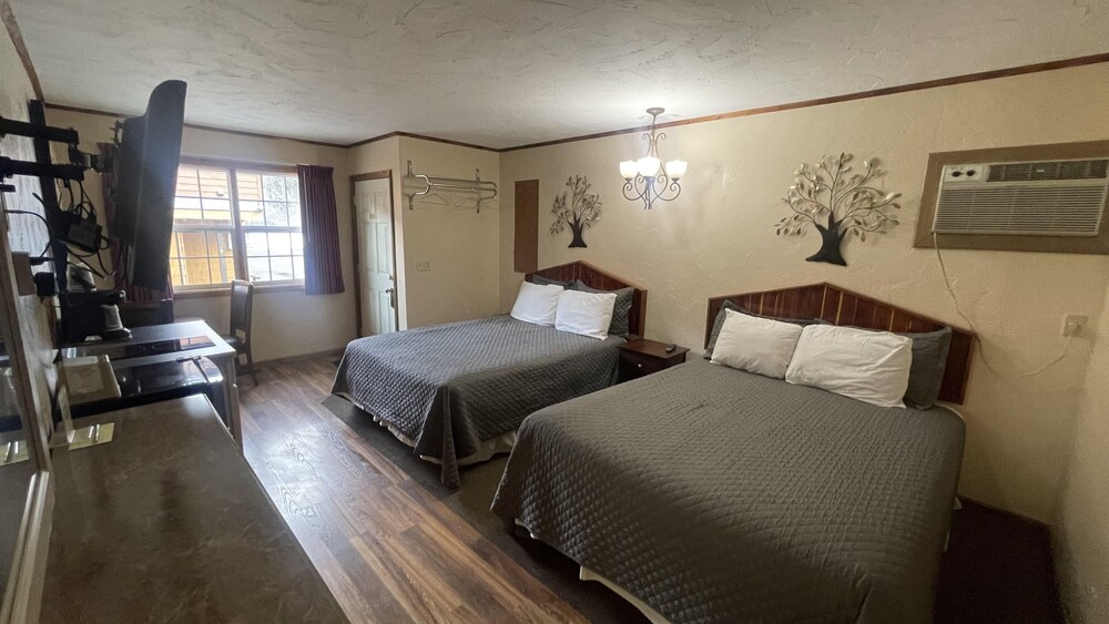 Cedar Wood Inn