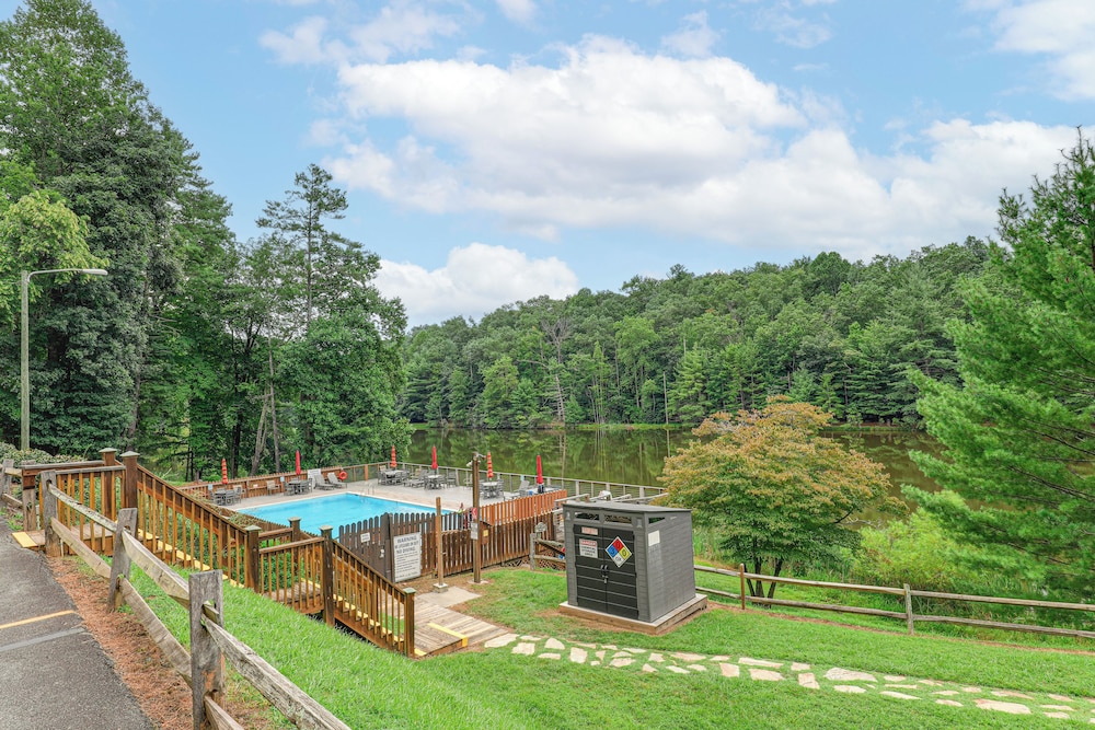 Deck & Game Room! Lakefront Blue Ridge Mtn Gem
