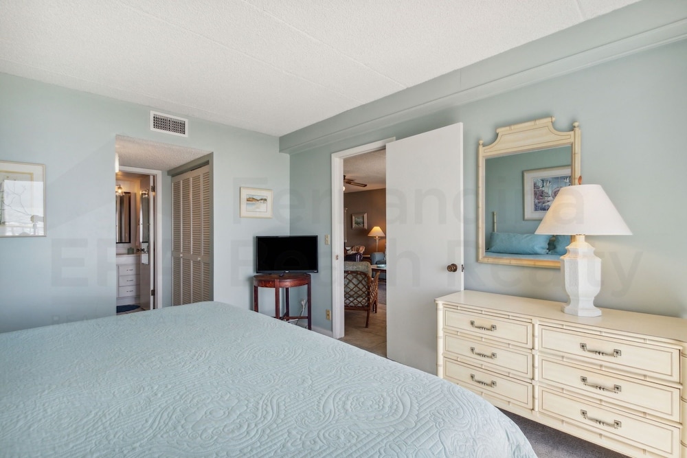 Ocean View Condo, Easy Acces to the Pool and Private Walkway to the Beach by RedAwning