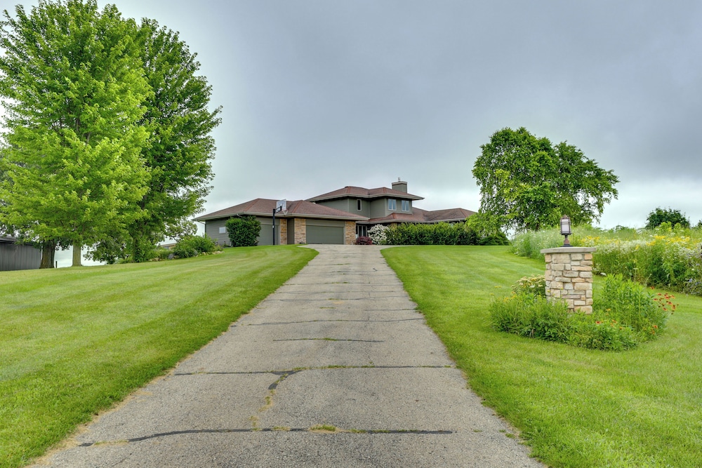 Outdoor Oasis: Luxe Flat in Mt Horeb!