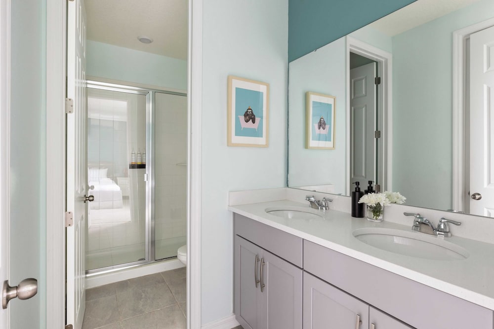 Sleeps 25! In Solara Resort, Near the Theme Parks Coconut Breeze by Avantstay