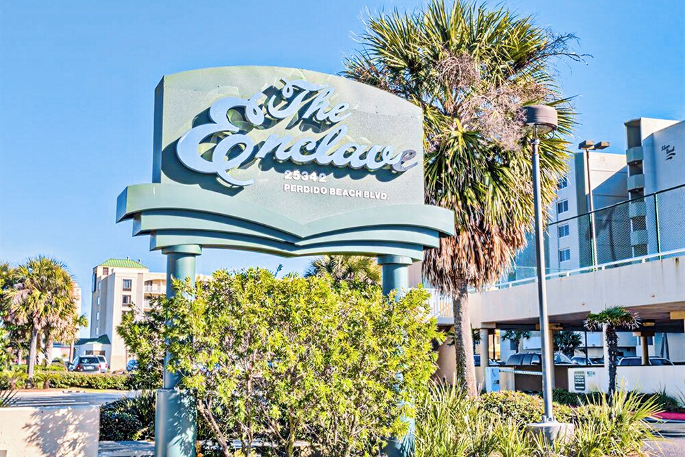 4BR Condo w/ Gulf Views & Amenities