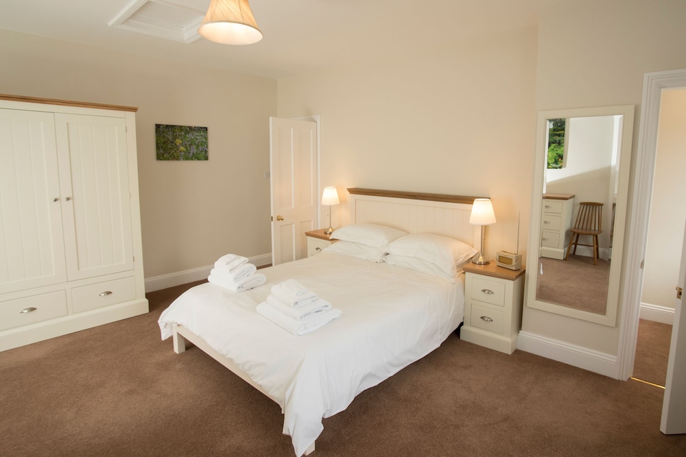 Spacious 2 Bedroom Apartment Surrounded with 36 Acres of Parkland view 3