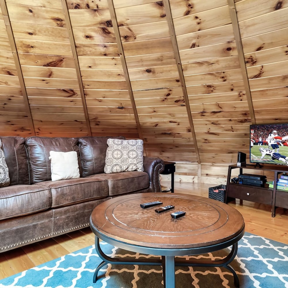 Yurt I Game Room Hot Tub I Sleeps 8 I 2BR 2BA