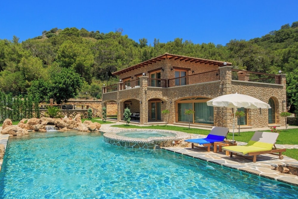 Private Island-Style Ultra Luxury Villa Estate