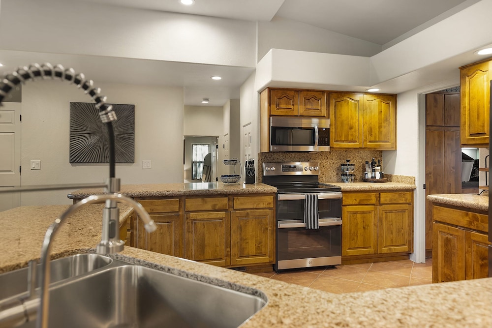 Mammoth Rock Splendor-close to Town Huge Spa Game Room