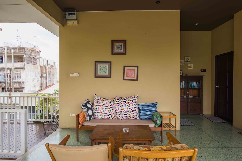 Feung Nakorn Balcony Rooms and Cafe
