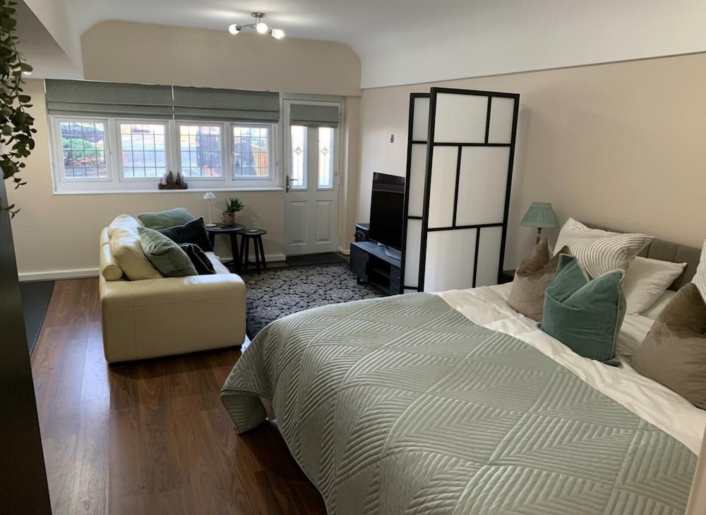 Tranquil Studio - Sleeps 2 & Private Parking