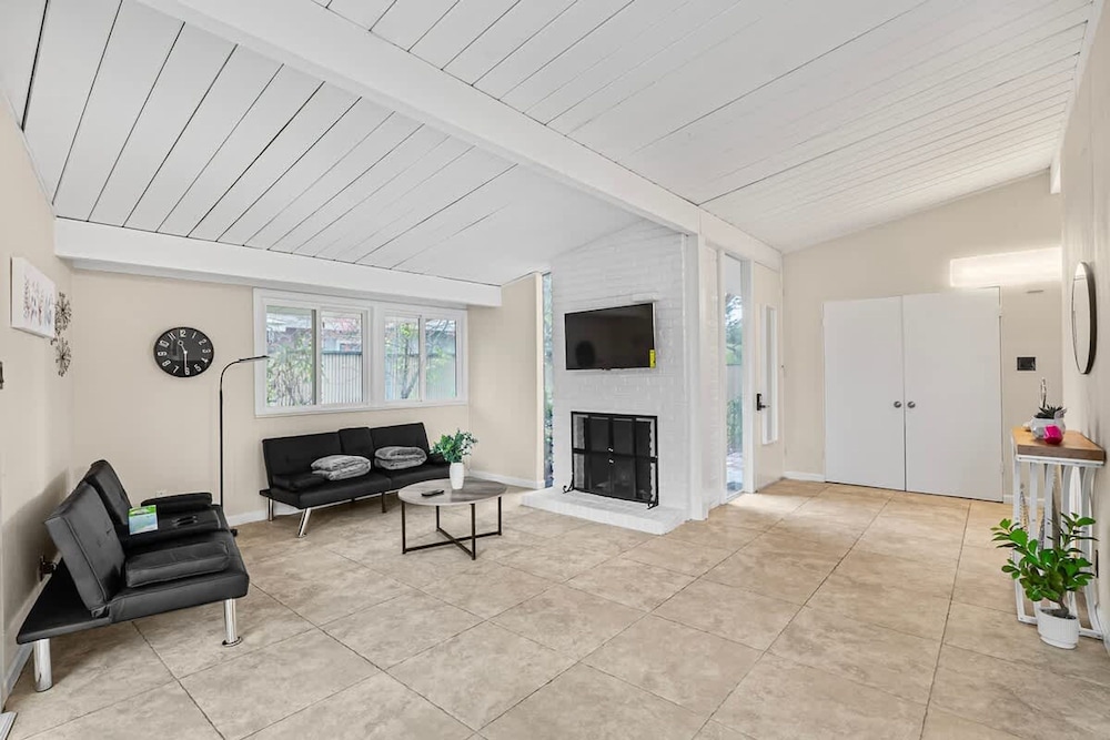 Entire 3br House With Playground