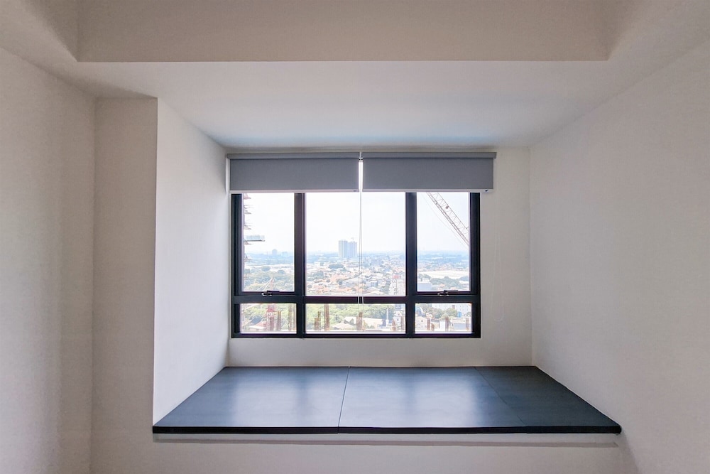 Minimalist And Homey Studio At Apartment Collins Boulevard