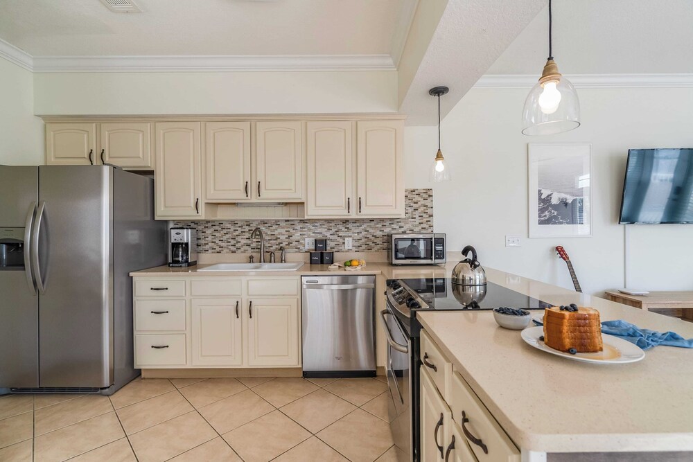 Sleeps 36 2 Homes, Walk to Beach, Priv Pool + Hot Tub Tidal Wave & Seacrest