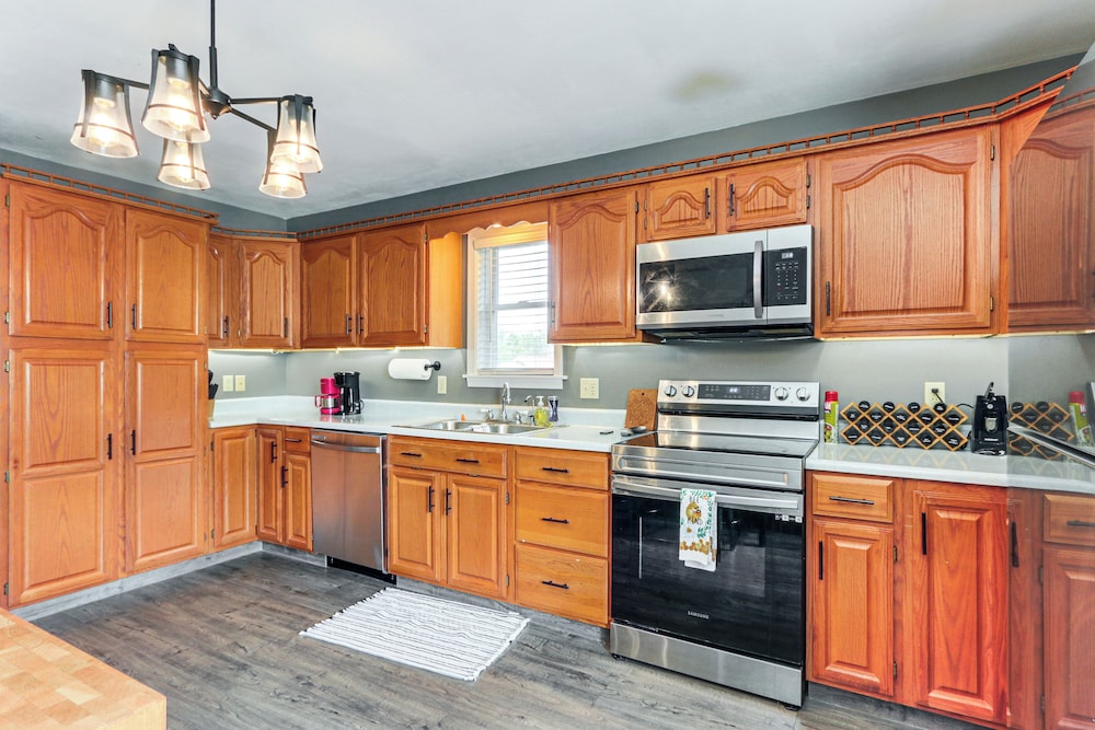 Walk to Town: Charming Unit w/ Balcony in Bedford!