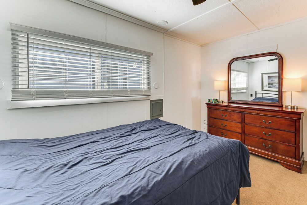 Resort Amenities, 7 Mi to Dtwn: Sarasota Home!