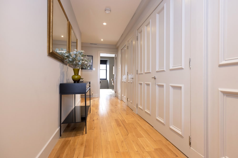 JOIVY 5-star Luxurious George Street Apartment view 2