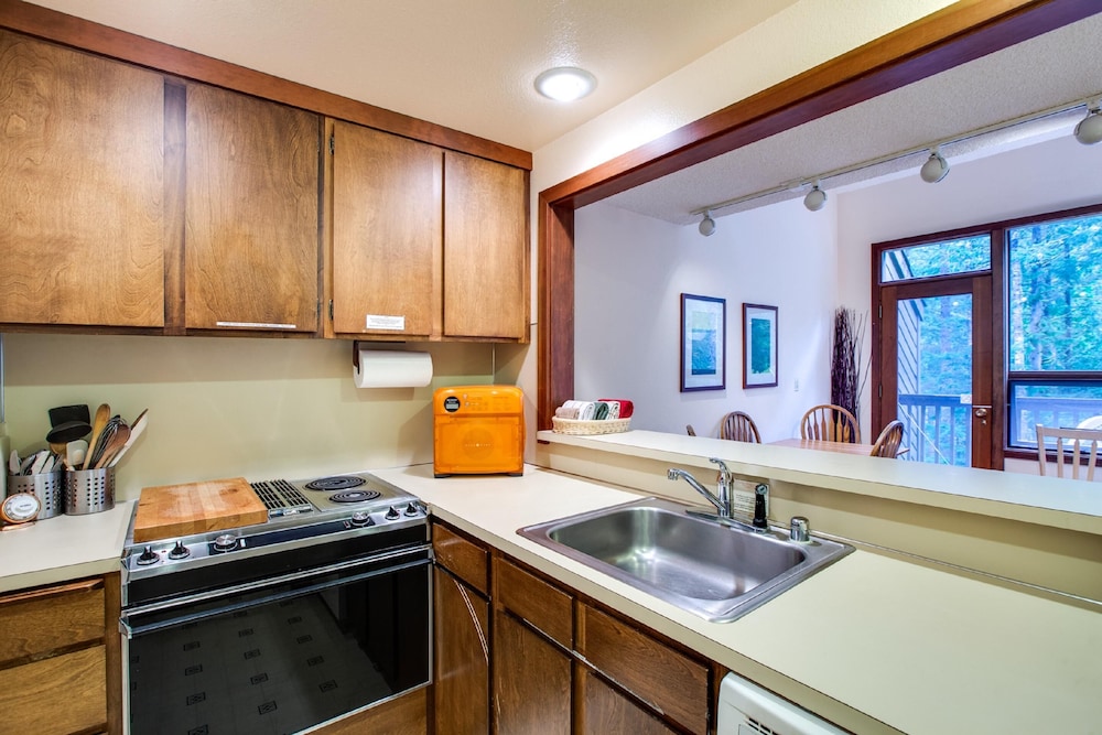 Snowater Condo #85 - Deluxe two Story Condo!
