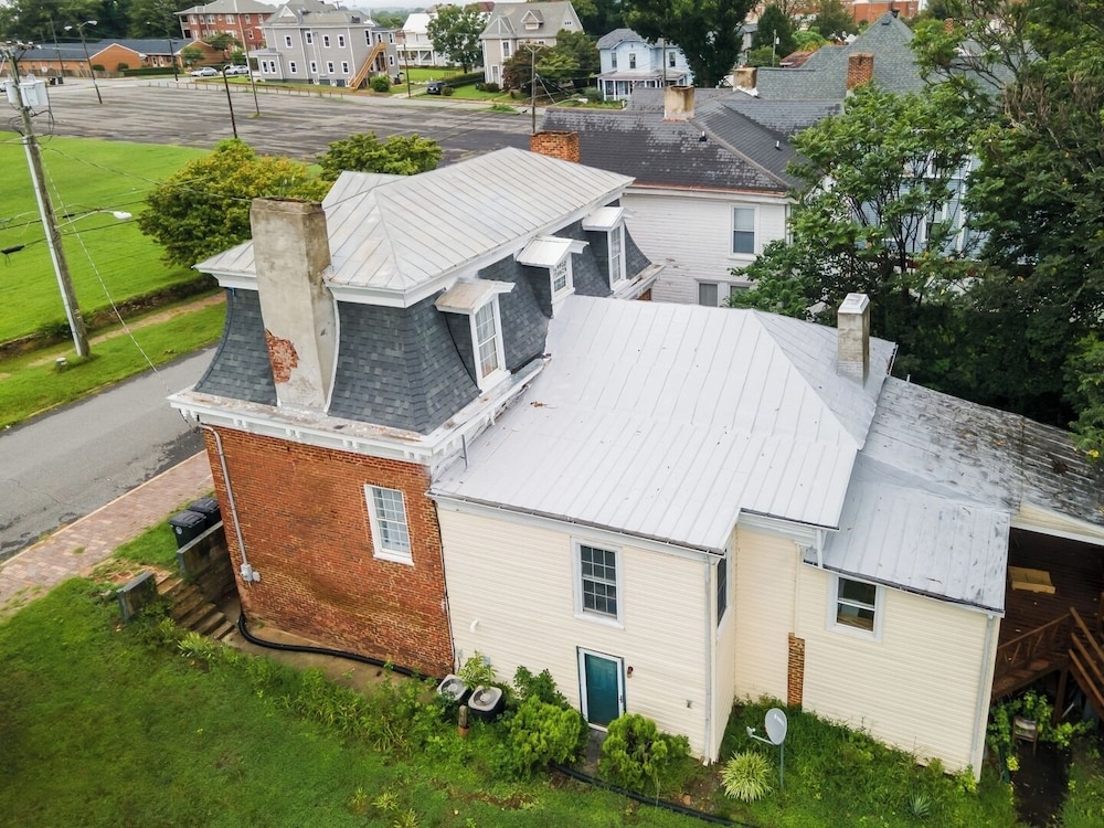 Central 4BR Historic Gem Near Colleges