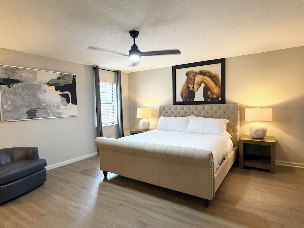 Lakeview Lounge Group-friendly Near Hefner LW