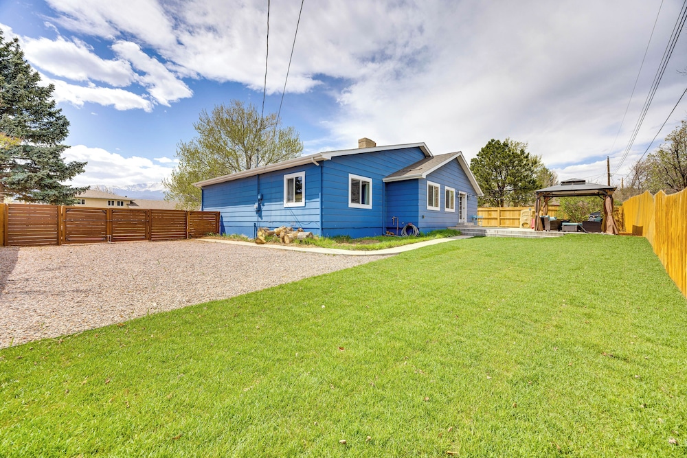 1 Mi to Attractions: Getaway w/ Mtn Views!