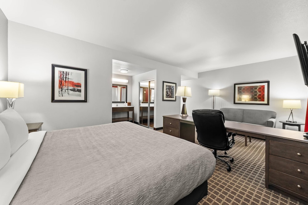 Quality Inn & Suites Pearsall