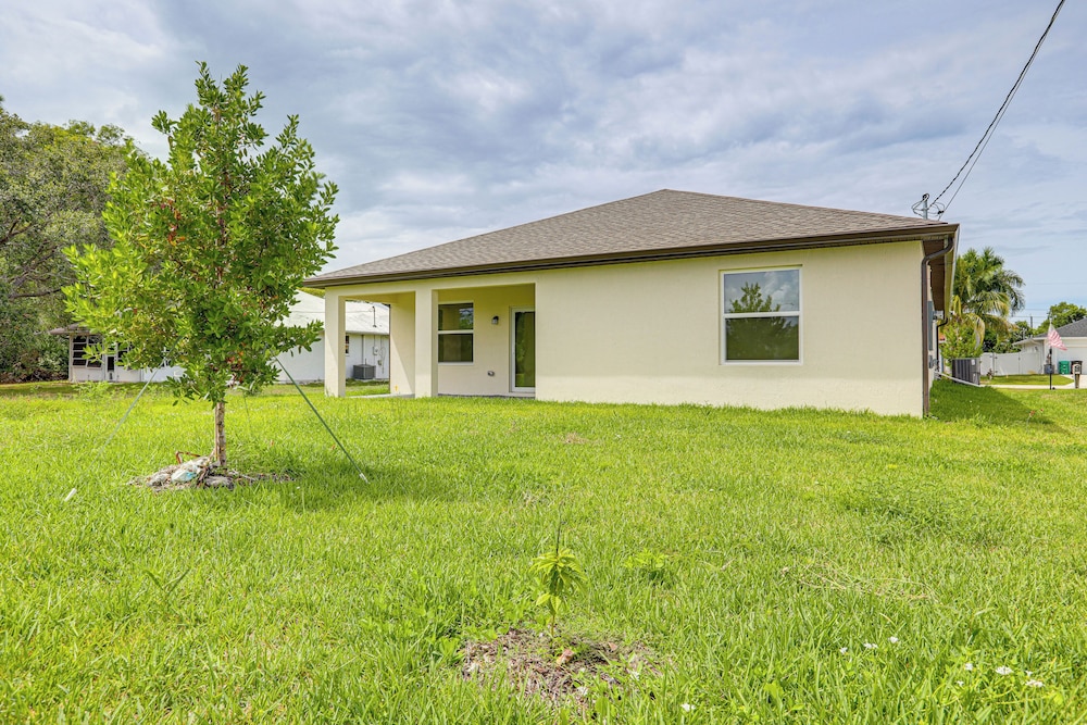 Beach-hop & Golf! Port St Lucie Apt w/ Shared Yard