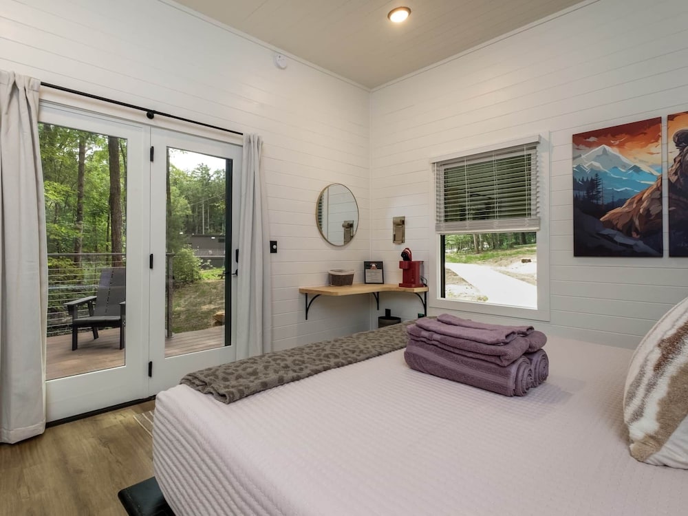 Mirror Cabin - Looking Glass